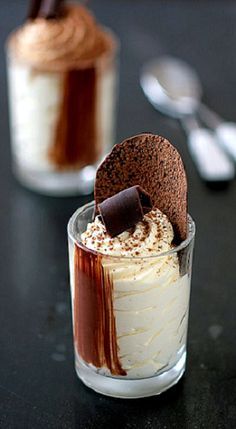 Bailey's Cream and Chocolate Tuiles Recipes Chocolate, Munnar, Chocolate Dessert Recipes, Mini Desserts, Trifle, Decadent Desserts, Chocolate Desserts, Just Desserts, Sweet Recipes