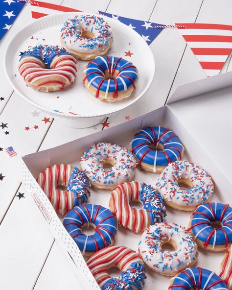 Donut Cakes, Donut Decorating Ideas, Photography References, Fourth Of July Cakes, Glazed Doughnuts, American Party, Patriotic Food, Fourth Of July Food, Rainbow Food