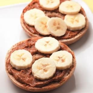 Low Calorie Breakfast: Bagel Gone Bananas - make with bagel thins Menu Sarapan Sehat, Low Calorie Breakfast, Diet Breakfast, Diet Snacks, Dash Diet, Diet Vegetarian, Banana Recipes, Iftar, Meals For Two