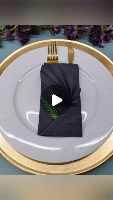 168K views · 6.3K likes | Kake Amor on Instagram: "Servietten falten,# pliages de serviettes #servittentechnik #creativity #idee" Paper Napkin Folding Ideas Wedding, Table Napkin Folding, Diy Christmas Napkins, Paper Napkin Folding, Napkin Folds, Christmas Decorations Diy Crafts, Diy Table Decor, Menu Holders, Dinner Table Decor