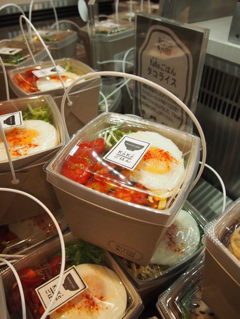 Buy it here! Japanese supermarket- takeaway salads in a cute, but efficient 'basket' //NB Salad Packaging, Takeaway Packaging, Food Box Packaging, Dessert Packaging, Think Food, Food Packaging Design, Packaged Food, Food To Go, Salad Bar