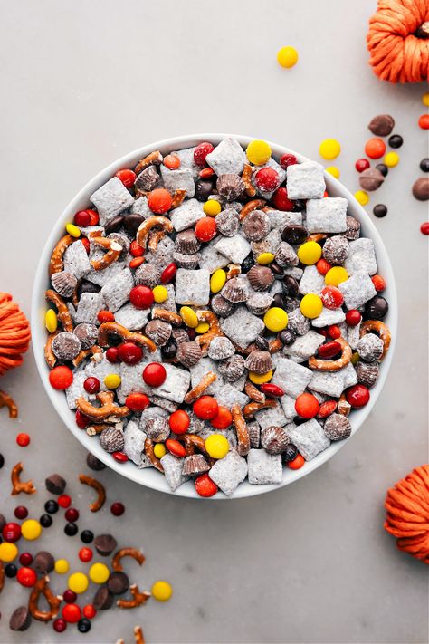 Fall Muddy Buddies - Chelsea's Messy Apron Muddy Buddy Recipes, Chex Mix Snacks, Party Snack Mix Recipes, Chex Mix Fall, Fall Pretzels, Fall Muddy Buddies, Halloween Muddy Buddies, Fall Muddy Buddies Recipe, Fall Puppy Chow