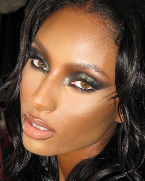 🍏 | Instagram Green Makeup On Black Women, Green Eyeshadow Aesthetic, Dark Siren Makeup, Dark Green Makeup Looks, Dark Green Eyeshadow, Emerald Makeup, Siren Beauty, Sydney J Harper, Siren Hair