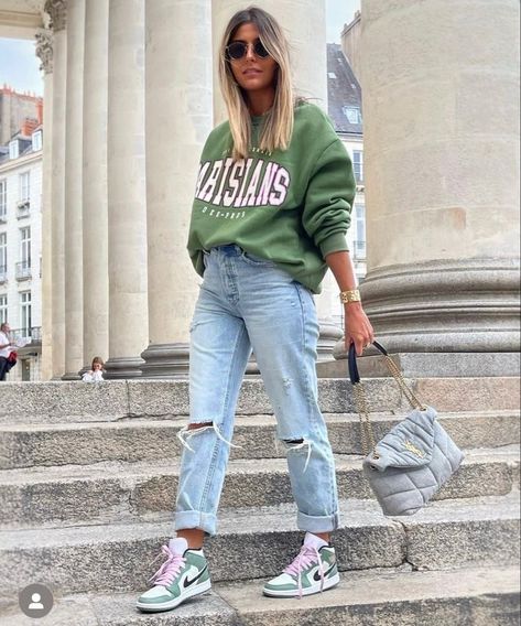 Women’s Outfit With Blazer, Spring Street Style 2023 Women, Spring Sporty Outfits, Casual Street Style 2023, Pinterest Outfits Winter, Streetstyle 2023 Women, Loose Fitting Outfits, Style Winter 2023, Casual Chic Spring Outfits