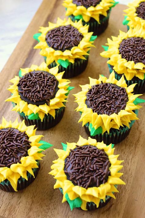 Sunflower Decorations, How To Make Sunflower, Sunflower Birthday Parties, Sunflower Cupcakes, Bee Cupcakes, Cupcake Videos, Sunflower Party, Fall Cupcakes, Sunflower Baby Showers