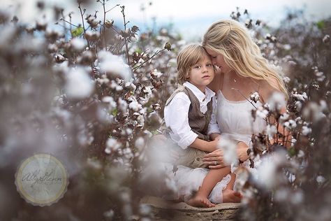 Family Pictures In Cotton Field, Pictures In Cotton Field, Cotton Field Photography Family, Family Photos Cotton Field, Cottonfield Family Pictures, Family Cotton Field Pictures, Cotton Field Photoshoot Family, Cotton Field Family Pictures Outfits, Cotton Photoshoot