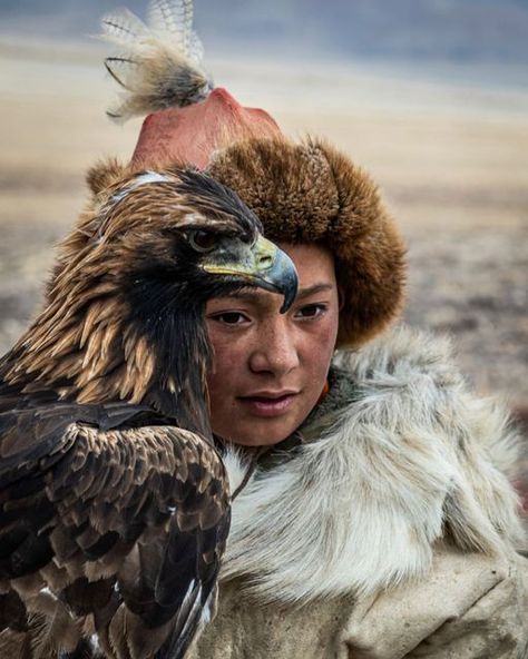 Claire Thomas, Eagle Hunter, Altai Mountains, Hunting Women, Picture Editor, Living Off The Land, Photography Competitions, Golden Eagle, High Fantasy