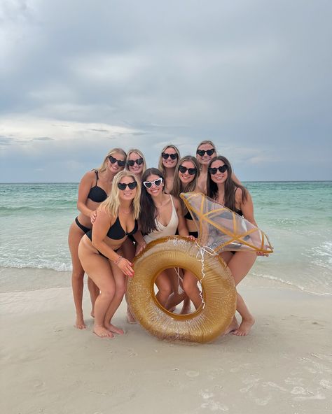 bachelorette Trip Pictures, Bachelorette Beach, Beach Bridesmaids, Bride Bachelorette, Beach Bachelorette, Bachelorette Trip, Beach Bride, Good Week, Bride Wedding