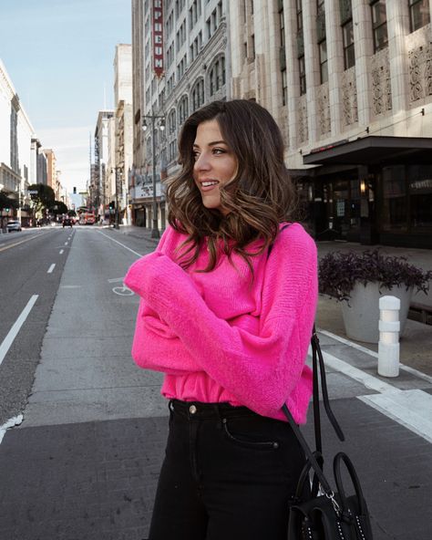 Neon Pink Sweater Outfit, Hot Pink Sweater Outfit Winter, Pink Pullover Outfit Winter, Neon Shirt Outfit, Neon Pink Outfit Ideas, Bright Pink Sweater Outfit, Pink Pullover Outfit, Pink Turtleneck Outfit, Neon Pink Outfit