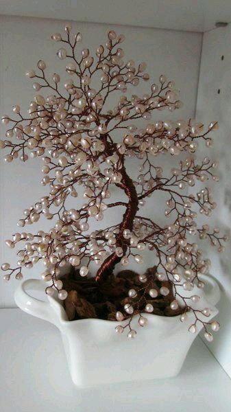 Copper wire tree - with beads - gives a shining result Showpiece For Home Decor, Pearl Tree, Ming Tree, Copper Wire Art, Beaded Flowers Patterns, French Beaded Flowers, Wire Tree Sculpture, Wire Trees, Wire Tree