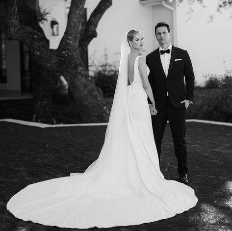 Parent Wedding Photos, Creative Wedding Photos Inspiration, Bridal And Groom Photoshoot, Must Have Wedding Photos Couple, Wedding Creative Photography, Formal Wedding Photos, Wedding Photography List, Moody Wedding Photography, Garden Chic Wedding