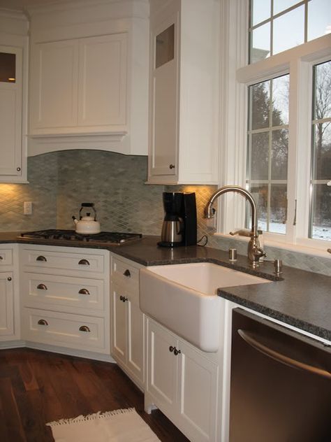 Corner stove top....Love it!  This might be the prefect layout for our kitchen. Notice dishwasher to the right of sink. Corner Oven, Corner Kitchen Sink Ideas, Corner Stove, Kitchen Sink Ideas, Corner Kitchen Sink, Corner Kitchen Cabinet, Corner Kitchen, Sink Ideas, Kitchen Sink Design