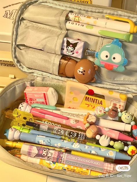 小红书 ID: luv_Yqw Pretty School Supplies, Stationery Obsession, Cute Stationary School Supplies, School Bag Essentials, Cute School Stationary, Cool School Supplies, Study Stationery, Hello Kit, Handbag Essentials