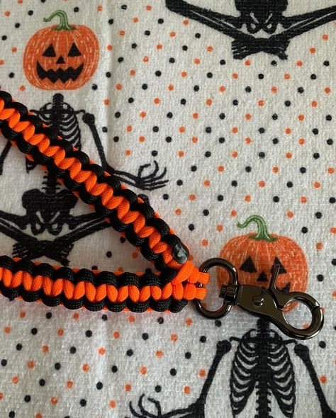 550 paracord neck lanyard with some sweet Halloween colors going out today! Get yours now at MommaBearsWares on Etsy.com #paracord #mommabearswears #lanyards #etsyshop #smallbusiness #halloween #keychains https://mommabearswares.etsy.com Paracord Neck Lanyard, Halloween Keychains, Diy Lanyard, Halloween Colors, Neck Lanyard, 550 Paracord, Get Yours Now, Halloween Coloring, Paracord