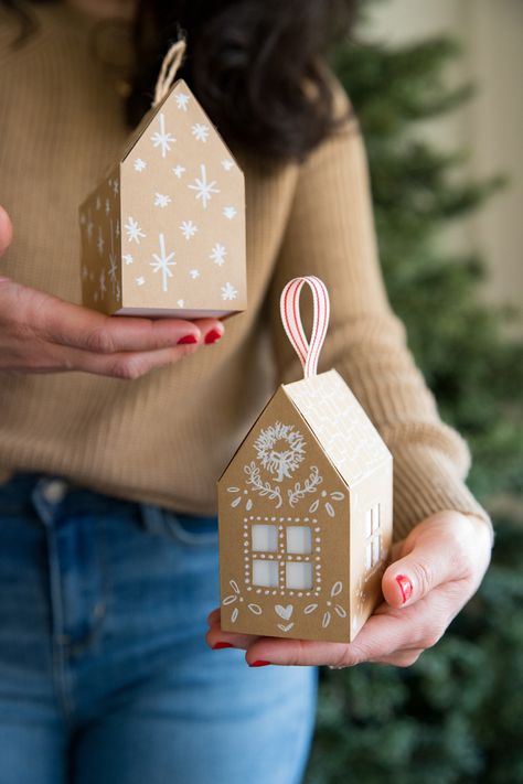 Paper Gingerbread House Gift Box – free printable Paper Gingerbread House, Gift Box Template Free, Treat Box Template, Snowflake Making, Free Printable Paper, Gingerbread House Patterns, Gingerbread House Template, Printable Paper Patterns, House Gift Box