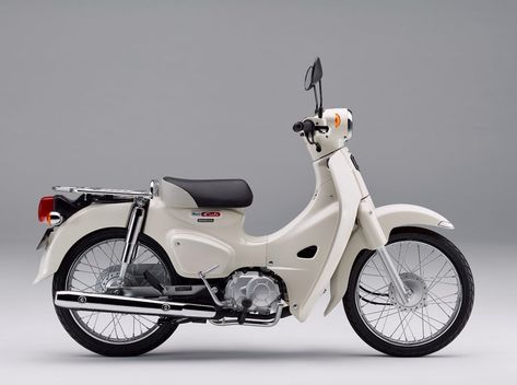 The 2018 Honda Super Cub in Classical White color Honda C50, Ducati Monster Custom, Vintage Honda Motorcycles, Womens Motorcycle Helmets, Honda C70, Honda Super Cub, Tokyo Motor Show, Custom Motorcycle Helmets, Super Cub