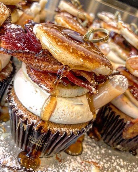 Bacon Pancake, Maple Bacon Cupcakes, Pancake Cupcakes, Bacon Cupcakes, Cafe Cake, Maple Frosting, Unique Cupcakes, Pancakes And Bacon, Gourmet Cupcakes