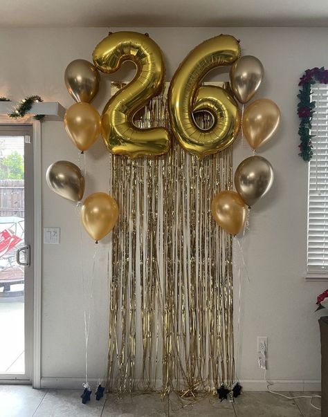 number 26 helium balloon and gold fringe tassel backdrop Helium Balloon Bouquet, Golden Birthday Themes, Background Balloons, Gold Theme Birthday, 70th Birthday Parties Decorations, Backdrop Simple, Gold Theme Party, Balloon Bouquet Diy, Diy Birthday Backdrop