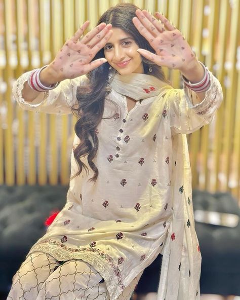 MAWRA (@mawrellous) • Instagram photos and videos Chand Raat, Front Hand Mehndi Design, Front Hand Mehndi, Mehndi Designs Simple, Hand Mehndi Design, Subtle Beauty, Circle Mehndi Designs, New Mehndi Designs, Stylish Photo Pose