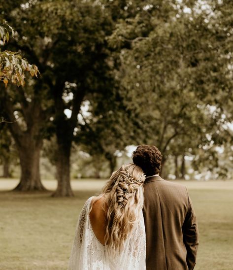 Okay but lowkey ready for fall weddings 💃🏼 Fall Wedding Picture Ideas, Lowkey Wedding, Backyard Lake, Fall Wedding Pictures, Lake Elopement, Fall Wedding Photography, Fall Wedding Photos, Outdoor Wedding Photos, Fall Weddings