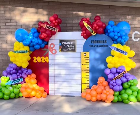 Back To School Backdrop Ideas, Back To School Balloon Arch, First Day Of School Backdrop, Back To School Photo Backdrop, Preschool Graduation Party, Party Balloons Diy, Balloon Bouquet Diy, Graduation Backdrop, Boy Birthday Party Themes