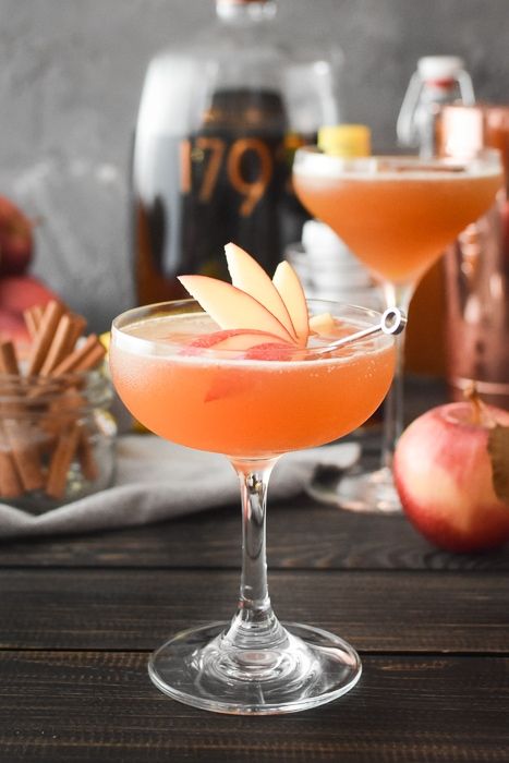 Autumn Apple Bourbon Cocktail | The Foodie and The Fix Apple Garnish, Cider Martini, Apple Bourbon, Bourbon Cocktail Recipe, Fall Cocktails Recipes, Bourbon Drinks, Bourbon Cocktails, Fall Cocktails, Apple Cranberry