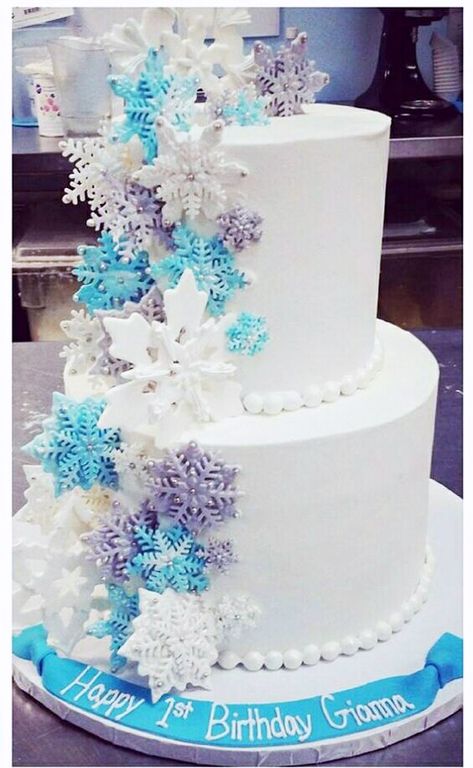 Snowflake Cake Ideas, Snowflake Birthday Cake, Snowflake Cakes, Skating Cake, Elsa Torte, Snowflake Birthday Party, Frozen Birthday Party Cake, Frozen Themed Birthday Cake, Winter Torte