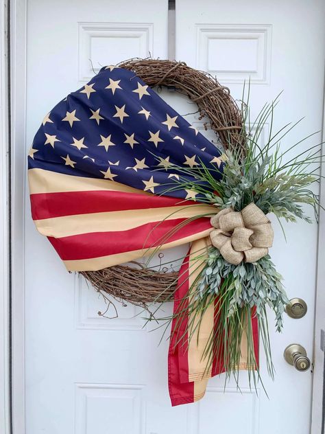 Looking for a wreath to hang on your door all summer long? Check out this DIY Americana wreath perfect for all of the summer holidays! July 4 Wreaths Diy, American Flag Wreath Diy, Flag Wreath Diy, Diy Fourth Of July Wreath, Flag Wreaths For Front Door, Diy Patriotic Decor, Patriotic Wreath Diy, Old American Flag, American Flag Crafts