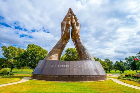 Sculptures Of Hands Around The World Outdoor Sculpture Ideas, Facade Concept, Urban Installation, Circle Sculpture, Monument Ideas, Lorenzo Quinn, Customized Ornaments, Green Roof Garden, Barcelona 2023