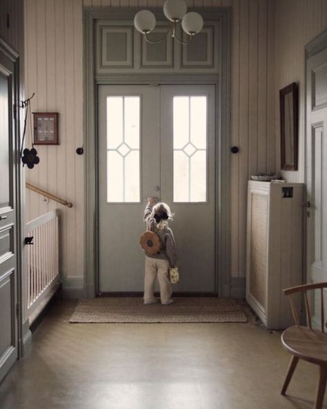 Swedish Entryway, Swedish Cottage Interior, Lovely Houses, Swedish Homes, Norwegian House, My Scandinavian Home, Swedish Home, Swedish Cottage, Master Bath Renovation