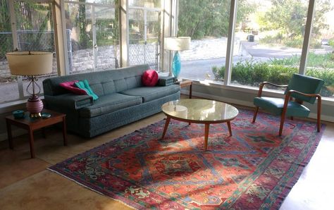 Midcentury living room with oriental rug Mid Century Modern Living Room Rugs, Persian Rug Living Room, Sunken Lounge, Midcentury Living, Mid Century Modern Living Room Decor, Mid Century Modern Rugs, Living Room Retro, Walnut Desk, Rug Room