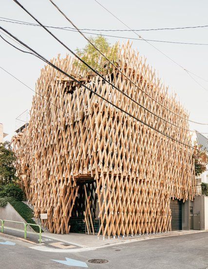 The intricate, eye-catching exterior of SunnyHills in the upscale Tokyo neighborhood of Minami-Aoyama houses a pineapple cake shop. By Japanese architect Kengo Kuma. Kengo Kuma Architecture, Wood Facade, Timber Architecture, Japan Architecture, Wooden Architecture, Kengo Kuma, Wood Architecture, Japanese Interior Design, Japanese Architect