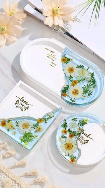 Resin And Concrete, Resin Tray Ideas, Diy Resin Flowers, Diy Resin Tray, Resin Trays, Resin And Wood Diy, Easy Crafts To Sell, Diy Plaster, Resin Crafts Tutorial