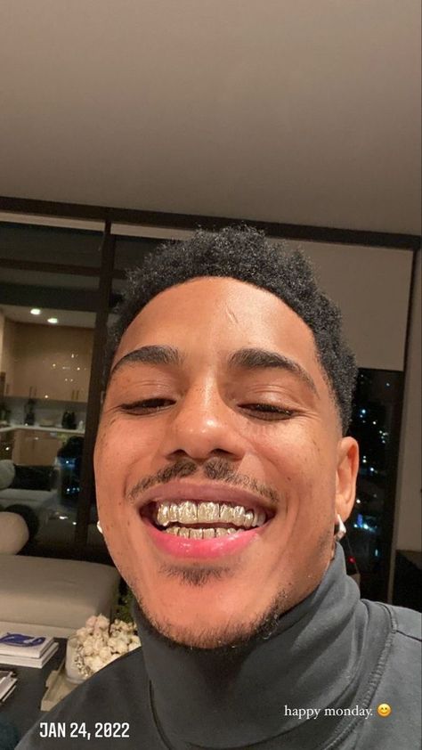 Smile Tips, Keith Powers, Grillz Teeth, Breezy Chris Brown, Teeth Jewelry, Bright Smile, Mens Fashion Casual Outfits, Tooth Decay, Chris Brown