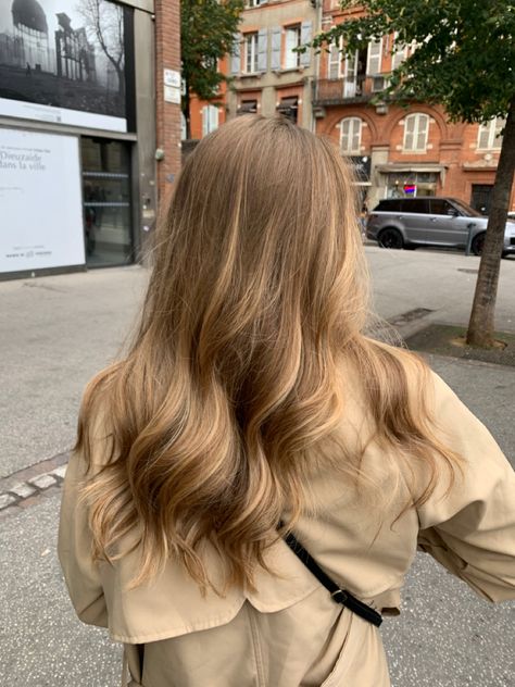 Balayage Grown Out, Soft Dirty Blonde Hair, Blonde Hair Old Money, Caramel Glaze Hair, How To Go Back To Natural Hair Color, Old Money Hair Color Blonde, Natural Dark Blonde Hair Color, Light Brown Golden Hair, Sun Bleached Hair Brown