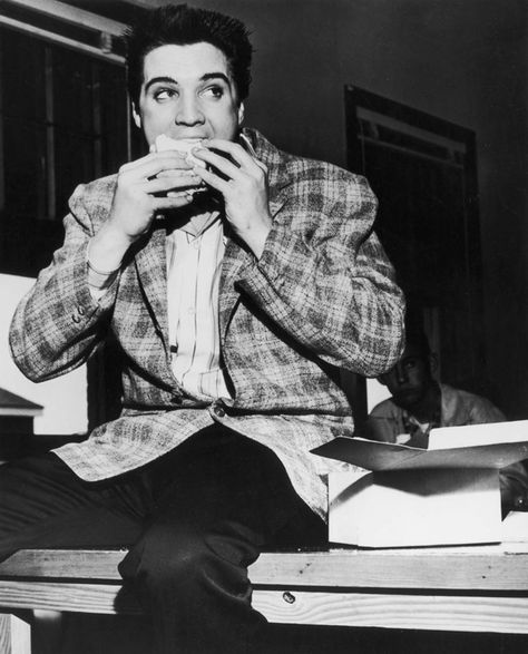 Elvis Presley eating a sandwich. There are so many old pictures of celebrities with food, and I think it's funny how culture has changed. Elvis Presley Posters, Funny Vintage Photos, Joanne Woodward, Vitamix Recipes, Elvis And Priscilla, Vincent Price, Elvis Presley Photos, Paul Newman, Priscilla Presley