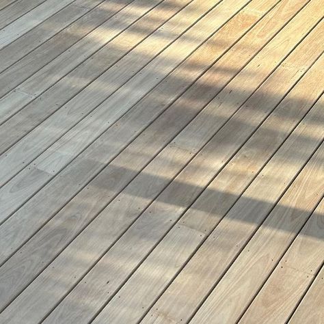 Bonnie Stacey | Landscape Designer Perth on Instagram: "Natural look decking oil 🤎  The mix we used and our results are finally here 🙌🏽 after MONTHS of hunting around for the perfect mix   A few important points to cover first…   🤎 we used Blackbutt timber, which is naturally blonde/light brown in appearance. Other timbers will show different results.   🤎 We wanted to use a ‘pigmented’ oil, as opposed to a ‘clear’ oil. The reason for this is a pigmented mix offers more protection from UV (like sunscreen for your deck)☀️   Now for the mix we used…  We used following mix of @wocaaustralia products 👇🏾  1 part ‘White’ to 3 parts ‘Larch’  (ie 25% white, 75% Larch)   after testing lots of different brands & colours we found this mix had the most natural finish, almost identical to the nat Natural Decking Ideas, Blackbutt Decking, Deck Colours, Decking Colours, Architecture Vibes, Spotted Gum Decking, Ipe Deck, Decking Oil, Outdoor Decking