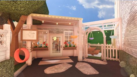 #roblox #bloxburg Elleuri Bloxburg Town Series; Episode 3 ☆ Flower shop 🌷 Flower Shop Bloxburg, Shop Bloxburg, Bloxburg Town Layout Small Plot, Bloxburg Town, Flower Shop Interiors, Blocksburg Room Ideas￼, Flower Shop Design, Small House Layout, Diy House Plans