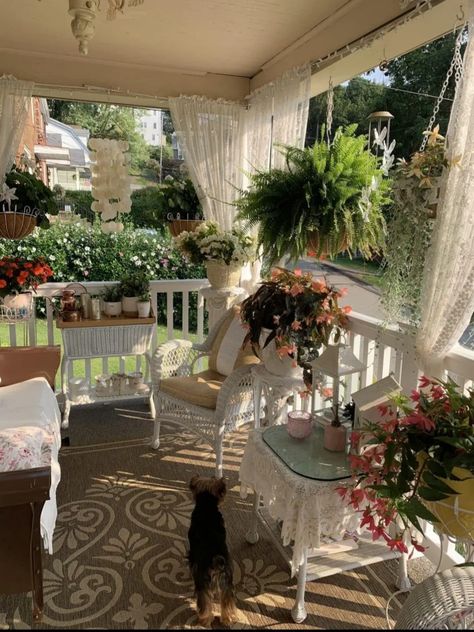 Love the curtains Romantic Porch Ideas, Cottagecore Porch Ideas, Terrace Ideas Modern, Cottage Deck Ideas, Large Porch Ideas, Cottage Style Patio, Porch Wall Decor Ideas, Whimsical Front Porch, Beautiful Porches