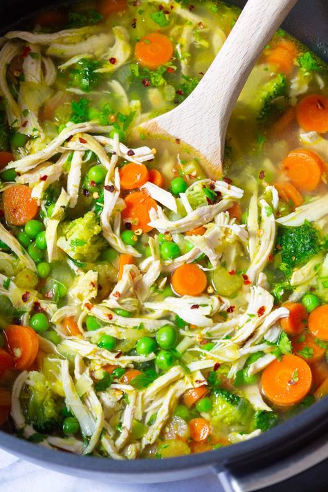 Close up shot of chicken vegetable soup in a pot with a wooden spoon. Chicken Detox Soup, High Protein Soup, Protein Soup, Lean Chicken, Tasty Chicken, Detox Soup, Diet Vegetarian, Natural Detox, Detox Juice