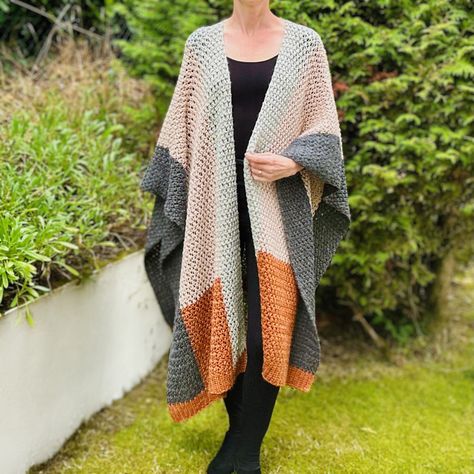 Color Block Crochet Ruana: Free Pattern Sleeveless Cardigan Crochet, Crochet Ruana Pattern, Crochet Sleeveless Cardigan, Cape Crochet Pattern, Cape Au Crochet, Crochet Ruana, Color Block Crochet, Ruana Pattern, Cape Crochet