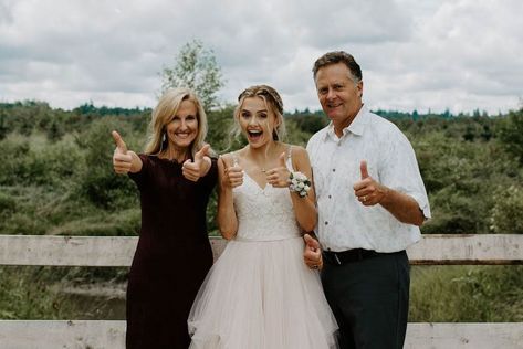 Prom Picture Poses With Parents, Prom Pics With Parents, Mother Daughter Prom Pictures, Family Prom Pictures, Updo Front View, Father Daughter Poses, Prom Shoot, High School Graduation Photos, Prom Photography Poses