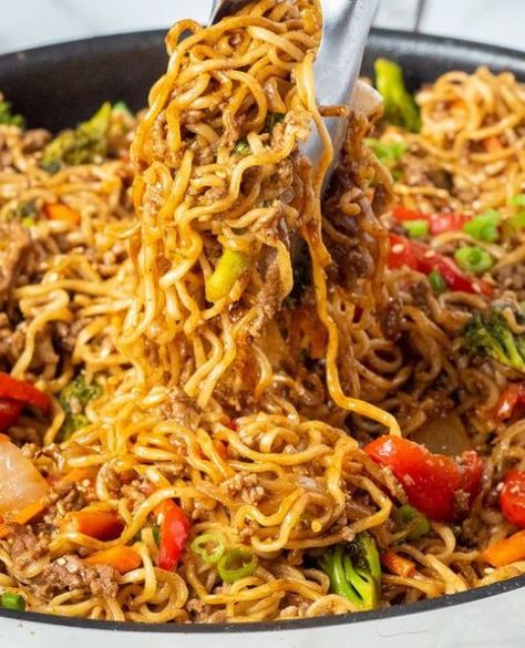 12 Tomatoes Recipes Ground Beef Ramen Skillet, Ground Beef Ramen Skillet 12 Tomatoes, Ground Beef Ramen Skillet, Cookist Recipes, Ground Beef Ramen, Ramen Skillet, Dinner Ramen, Asian Ramen, Beef Ramen