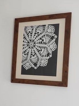 Framed Doilies Wall Art, Repurpose Picture Frames, Framed Doilies, Doily Art, Crochet Wall Art, Thrift Store Diy, Doilies Crafts, Repurposed Art, Old Picture Frames