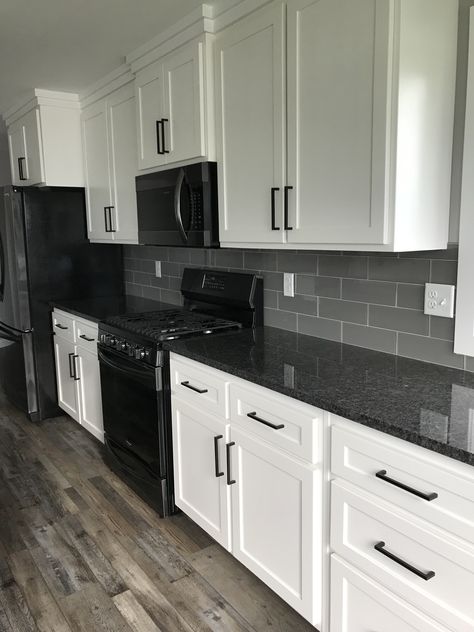 White Cabinets Black Countertops, Backsplash With White Cabinets, Black Kitchen Countertops, Black Granite Countertops, Black Countertops, Black Appliances, Kitchen Backsplash Designs, Diy Kitchen Remodel, Grey Kitchens