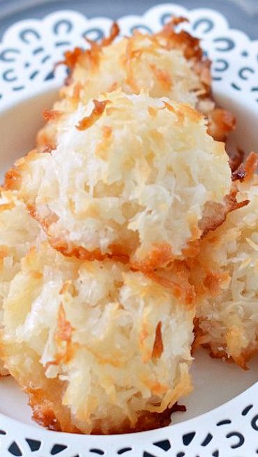 Best Coconut Macaroons, Coconut Macaroons Easy, Coconut Cookies Recipes, Coconut Macaroons Recipe, Mom On Timeout, Macaroon Cookies, Coconut Desserts, Macaroon Recipes, Coconut Macaroons