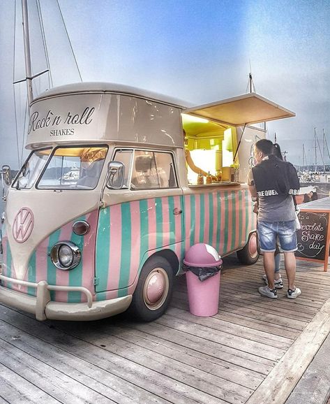 Kombi Food Truck, Coffee Trailer, Coffee Van, Vw Ideas, Food Truck Business, Volkswagen Van, Coffee Truck, Campervan Life, Ice Cream Van