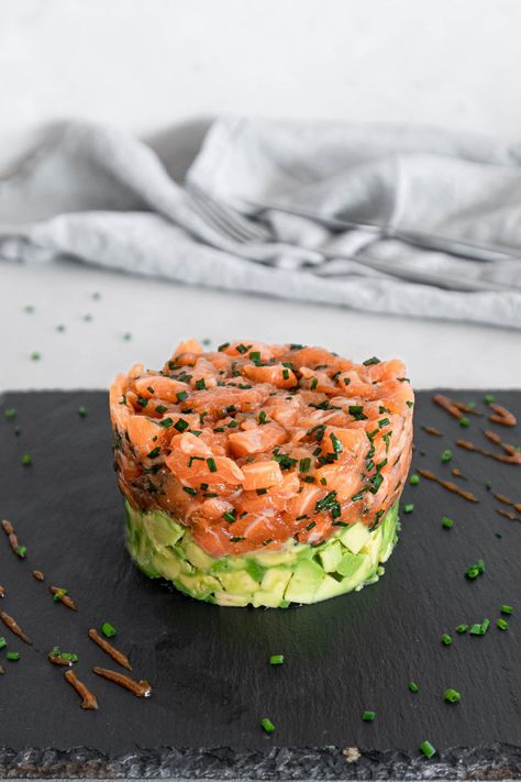 Learn how to make this restaurant-quality salmon avocado tartare with miso tamari sauce. This recipe is seriously the best and easy to make! Gluten-free & dairy-free. Appetizer For Restaurant, Best Salmon Tartare Recipe, Salmon Tartare Avocado, Smoked Salmon Tartare Recipe, Salmon Avocado Tartare, Main Course Plating, Restaurant Food Ideas, Salmon Tartare Recipe, Tartar Salmon