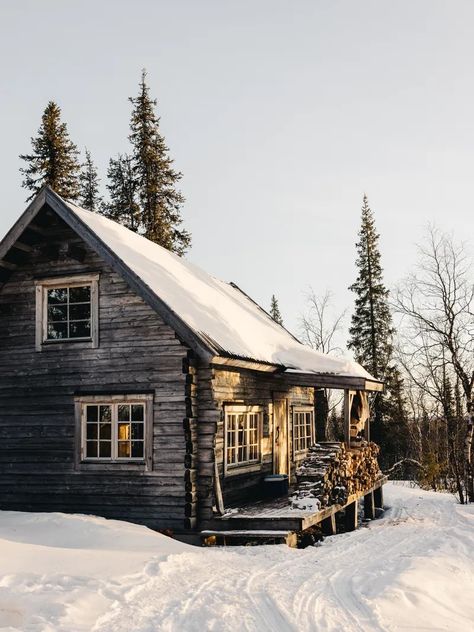 Studio Cabin, Rustic Log Cabin, Chalet Design, Off Grid Cabin, Beautiful Cabins, Winter Cabin, Samos, Cabin Life, Contemporary Dance