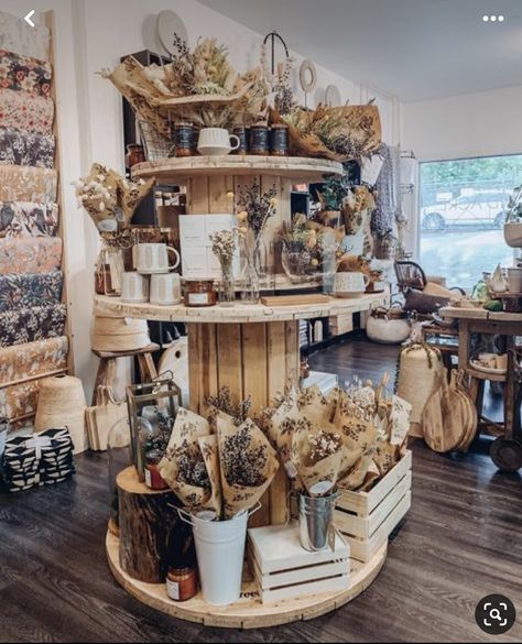 Diy Gift Shop Ideas, Rustic Retail Display Ideas, Retail Store Room Divider, Country Shop Ideas, Rustic Flower Shop Interior, Boho Shop Display, Rustic Flower Shop, Home Decor Store Ideas, Dry Flower Display